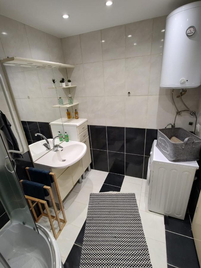 Studio Apartman Karler 카를로바츠 외부 사진